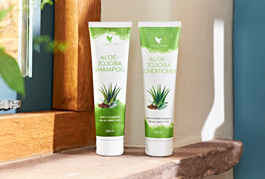 Aloe-Jojoba Shampoon ja Conditionerin ylellinen koostumus tekee hiuksista pehmeät, kiiltävät ja helpot muotoilla. 