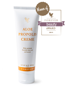 Aloe Propolis Creme on pehmentävä ja kosteuttava ihmevoide, joka sisältää ihoa hoitavia ainesosia.